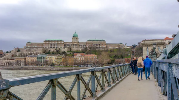 Budapešť Maďarsko 2019 Turisté Procházejí Řetězovém Mostě Szechenyi Pozadí Budínského — Stock fotografie