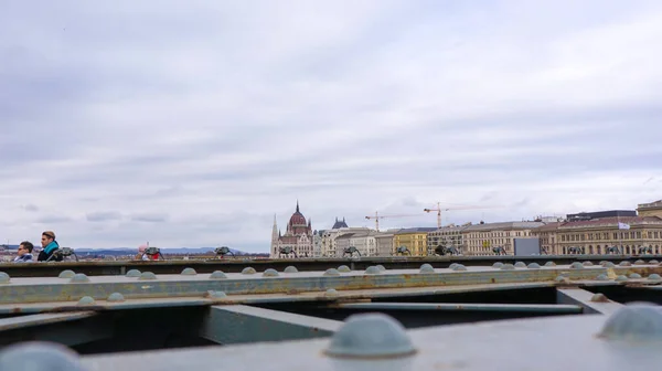 Budapeşte Macaristan 03 16 2019: Zincir Köprüsü 'nden Macaristan Parlamentosu' na bakış