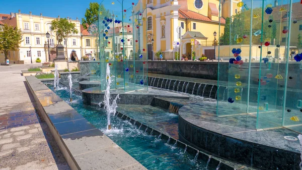 Gyor Ungarn 2019 Junge Frau Blickt Auf Den Brunnen Wiener — Stockfoto