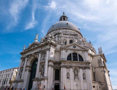 Venedik, İtalya 08: 14: 2019: Basilica di Santa Maria Della Salute 'u izleyen turistler.