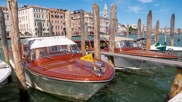 Taksi teknesi İtalya, Venedik 'te turist iskelesini bekliyor.
