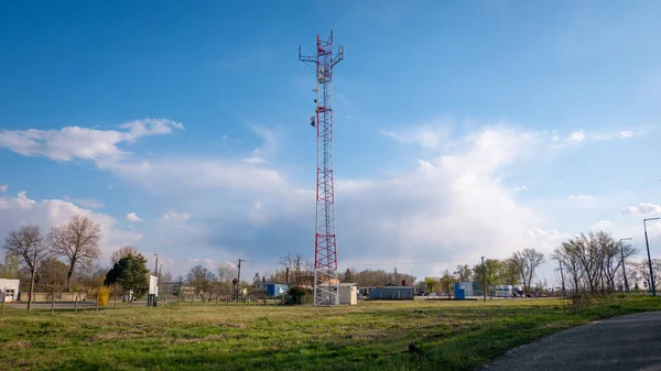 Telecomunicação torre mastro TV e antena de rádio. Torre de comunicação. Torre de comunicações . — Fotografia de Stock