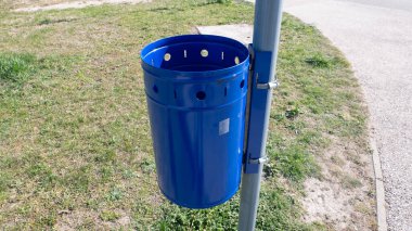 Kamu Mavi Çöp Kutusu. Parktaki boş çöp tenekesi.