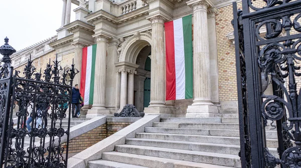 Budapeşte, Macaristan 03 16: 2019: Yenilenmiş Castle Garden Bazaar 'ın demirden yapılmış ana kapısında turistler. Ulusal gün için Macar bayraklarıyla süslenmiş.. — Stok fotoğraf