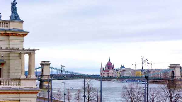 Blick Auf Die Kettenbrücke Das Ungarische Parlament Und Die Donau — Stockfoto