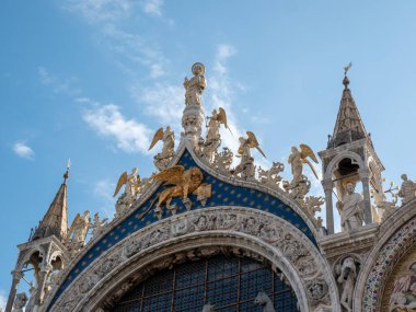 Venedik kanatlı aslanı Basilica di San Marco cephesinde. Venedik İtalya.