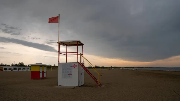 Kırmızı ve sarı tehlikeli yüzme uyarısı cankurtaran bayrağı.