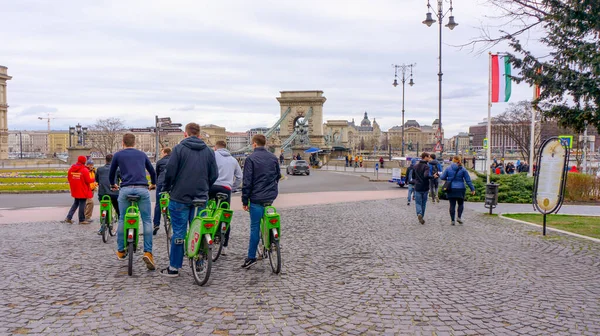 BUDAPEST, HUNGARY - 03 16 2019: Genç turistler köprüde mol Bubi motorları kullanıyor.