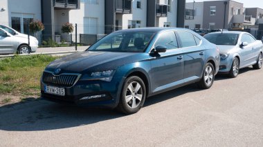 Gyor Macaristan 04 07 2020: 2015 yılından beri üretilen üçüncü nesil skoda superb bir evin önünde park halinde..