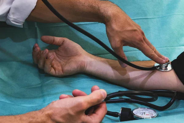 Krankenschwester nimmt Blutdruck des Patienten — Stockfoto