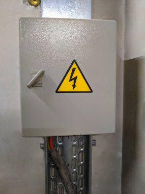 Elektriksel tehlike sembollü gri elektrik paneli