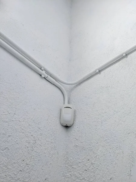 Czujka objętościowa w białej ścianie — Zdjęcie stockowe
