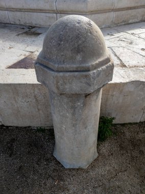 Günbatımında beyaz taş kalası