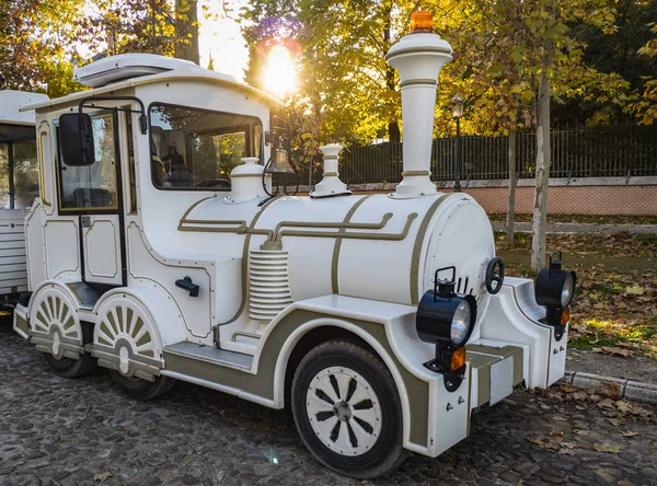 Locomotiva de trem turístico velho de cor branca com o sol de t — Fotografia de Stock