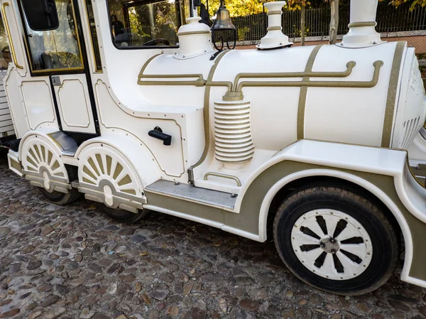 Detalle de una locomotora de tren antigua blanca —  Fotos de Stock