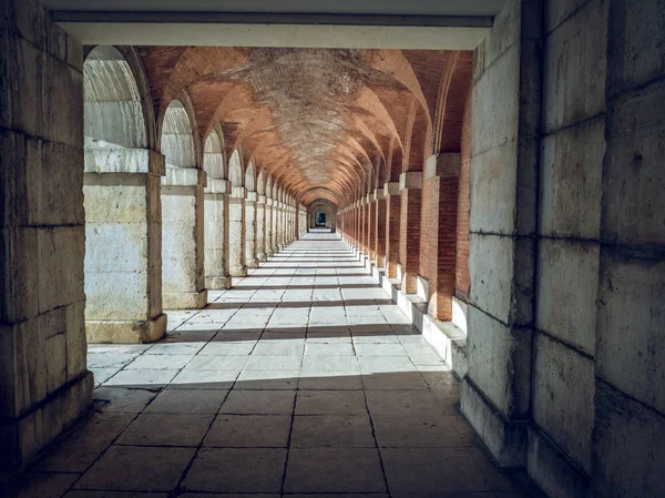 Taş ve tuğla kolonlardan tünel