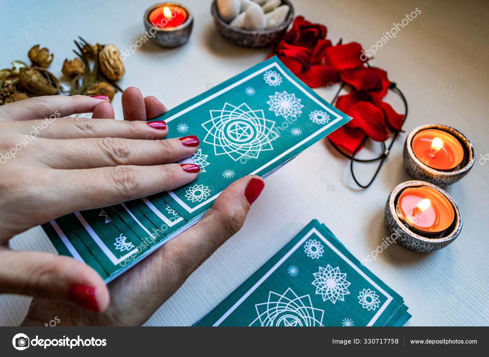 Cartomante com cartas de tarô verde em uma mesa de madeira branca ba — Foto  © juanignaciomoronta@gmail.com #330717758, image size:1600x1167