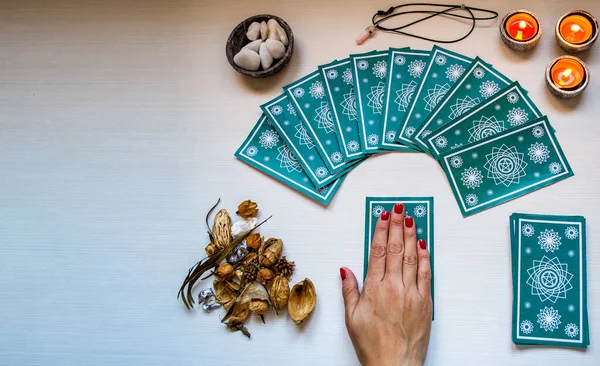 Adivino con cartas verdes del tarot en una mesa de madera blanca ba — Foto de Stock