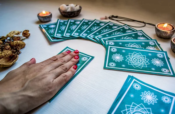 Adivino con cartas verdes del tarot en una mesa de madera blanca ba — Foto de Stock