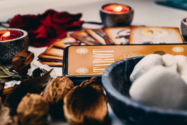 Smartphone con aplicación de tarot, con tarjetas y diferentes objetos de adivinación mística fuera de foco — Foto de Stock