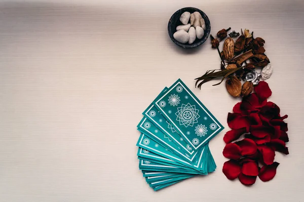 Farklı mistik nesnelerin olduğu yeşil tarot kartları. Metinler için boşluk