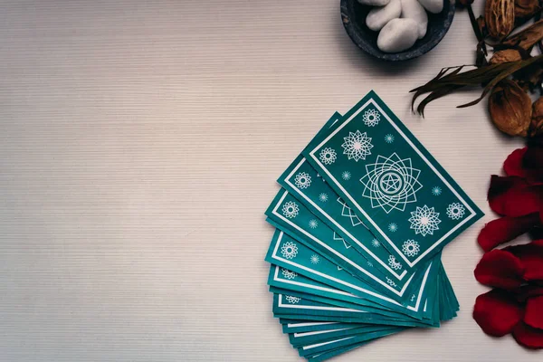 Tarjetas verdes del tarot con diferentes objetos místicos. Espacio para textos — Foto de Stock