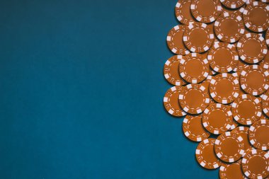 Sarı çipli mavi poker masası