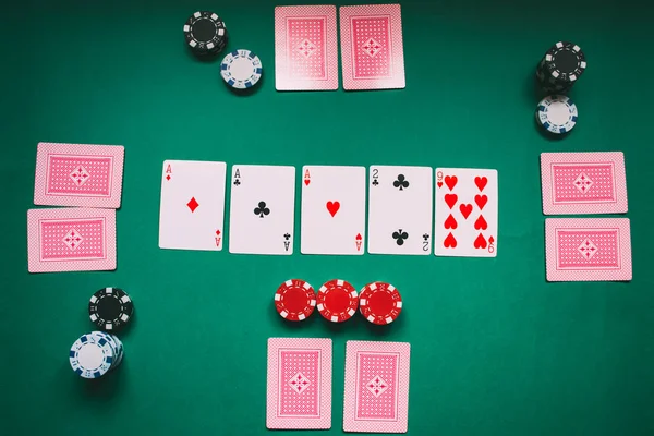 Poker oyununun üst görünümü, çipler ve kartlarla