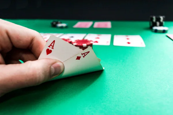 Par de ases, mirando las cartas durante el juego — Foto de Stock