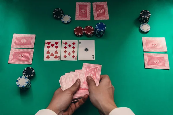 Vista superior del juego de póquer, con fichas y cartas, crupier — Foto de Stock