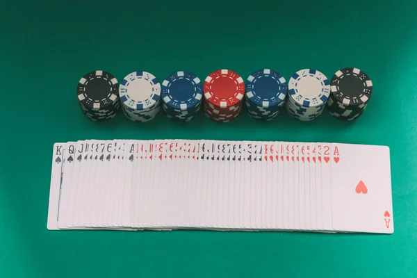 Cartas de póquer y fichas colocadas en una fila sobre la mesa — Foto de Stock