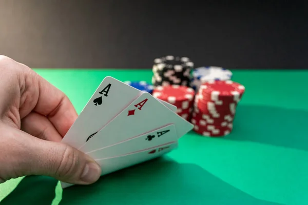 Par de ases, mirando las cartas durante el juego — Foto de Stock