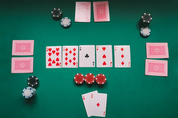 Mesa de póquer con fichas y cartas de diferentes colores — Foto de Stock