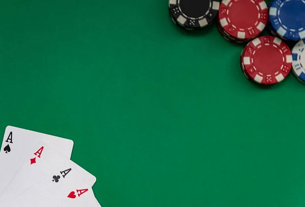 Mesa de poker con cuatro ases y fichas de diferentes colores — Foto de Stock