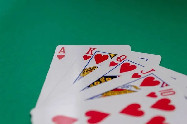 Mesa de póquer con una variedad de cartas — Foto de Stock