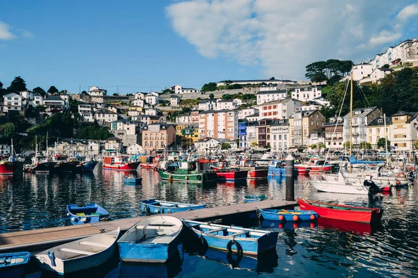 Luarca, Asturias, İspanya limanında renkli balıkçı tekneleri