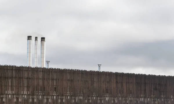 CO2を排出するフル容量の発電所煙突 — ストック写真
