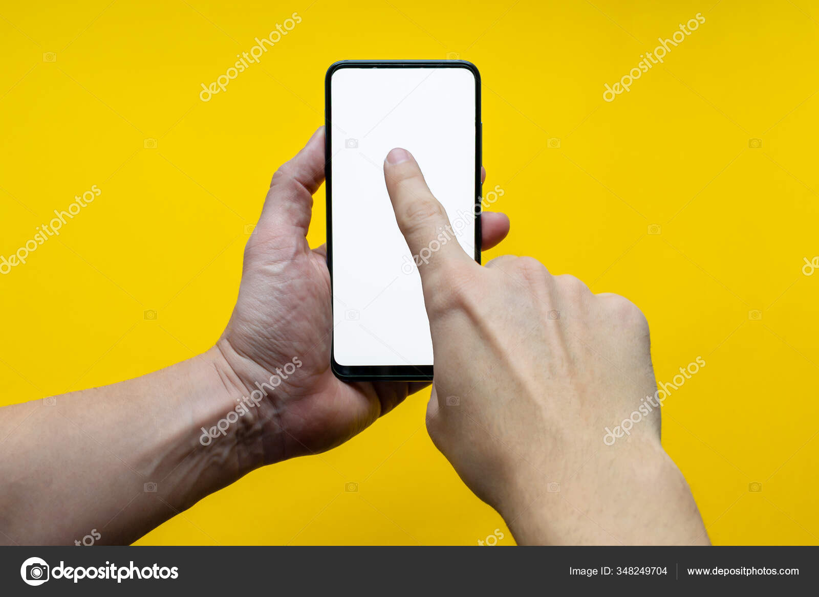 男性的手握住并触摸着空旷的黑色抹布屏风保持直立的姿势被黄色的背景隔开用于模拟的空屏幕 图库照片 C Juanignaciomoronta Gmail Com