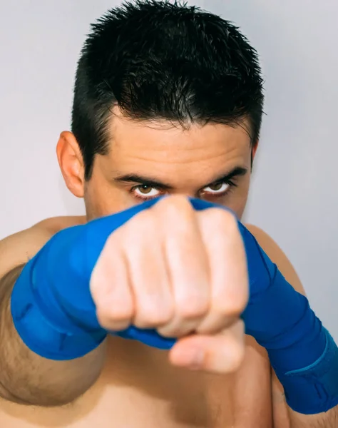 有强烈表情的拳击手 蓝色绷带 没有重点的拳头 体育概念 — 图库照片