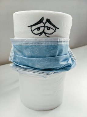 Karantinadaki tuvalet kağıdı karakteri maskeli hasta. Koronavirüs kavramı