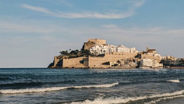 Geceleri Peiscola Kalesi 'nin deniz feneri. İspanya