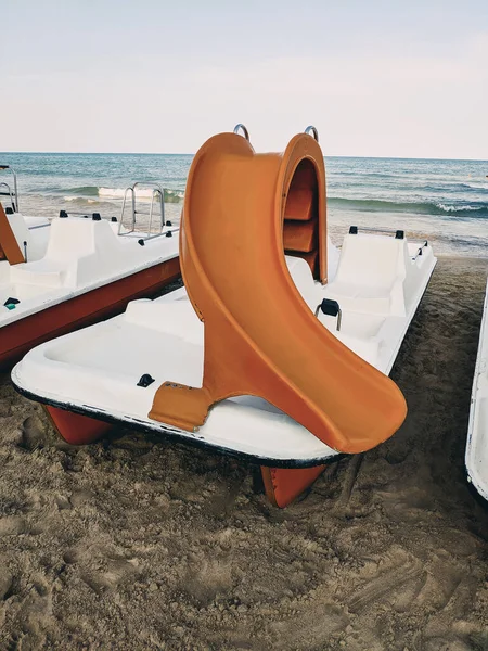 Μια Βάρκα Πετάλια Παρκαρισμένη Στην Παραλία Παιχνίδια Για Διακοπές — Φωτογραφία Αρχείου