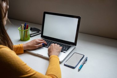 Evden telgraf çeken bir kadın, beyaz ekran laptop. Model için mükemmel resim
