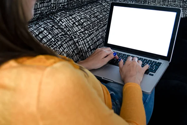 女孩在沙发上远程工作 笔记本电脑上有一个空白屏幕 完美的模型形象 — 图库照片