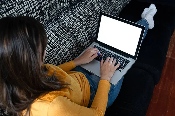 Menina Usando Laptop Com Uma Tela Branco Deitada Sofá Imagem — Fotografia de Stock