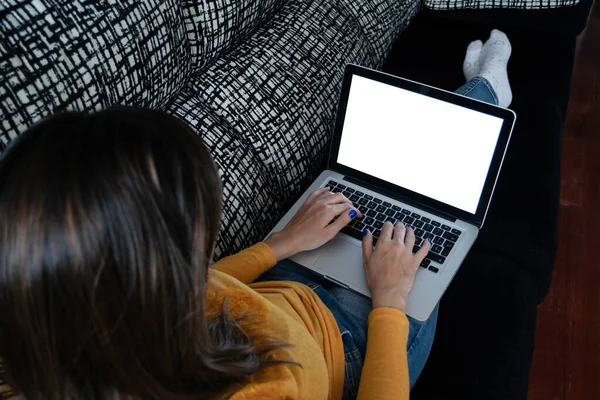 Дівчина Вчиться Дивані Ноутбук Порожнім Екраном Ідеальне Зображення Макету — стокове фото