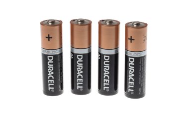 VARNA, BULGARIA - 15 Mart 2020: Duracell alkalin pillerin fotoğrafı, beyaza izole edilmiş. Duracell Inc., pil ve akıllı güç sistemleri üreten bir şirkettir..