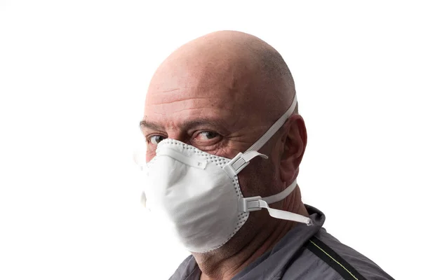 Egy Felnőtt Férfi Védőmaszkot Visel Pandémia Vírus Porvédelem Fehér Alapon — Stock Fotó