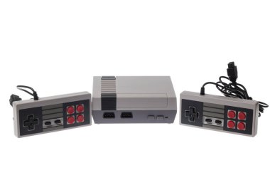 8bit retro video oyun konsolu ve beyaz üzerine izole edilmiş iki joystick