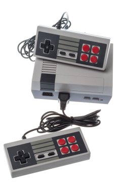 Retro 8bit oyun konsolu ve beyaza izole edilmiş iki joystick